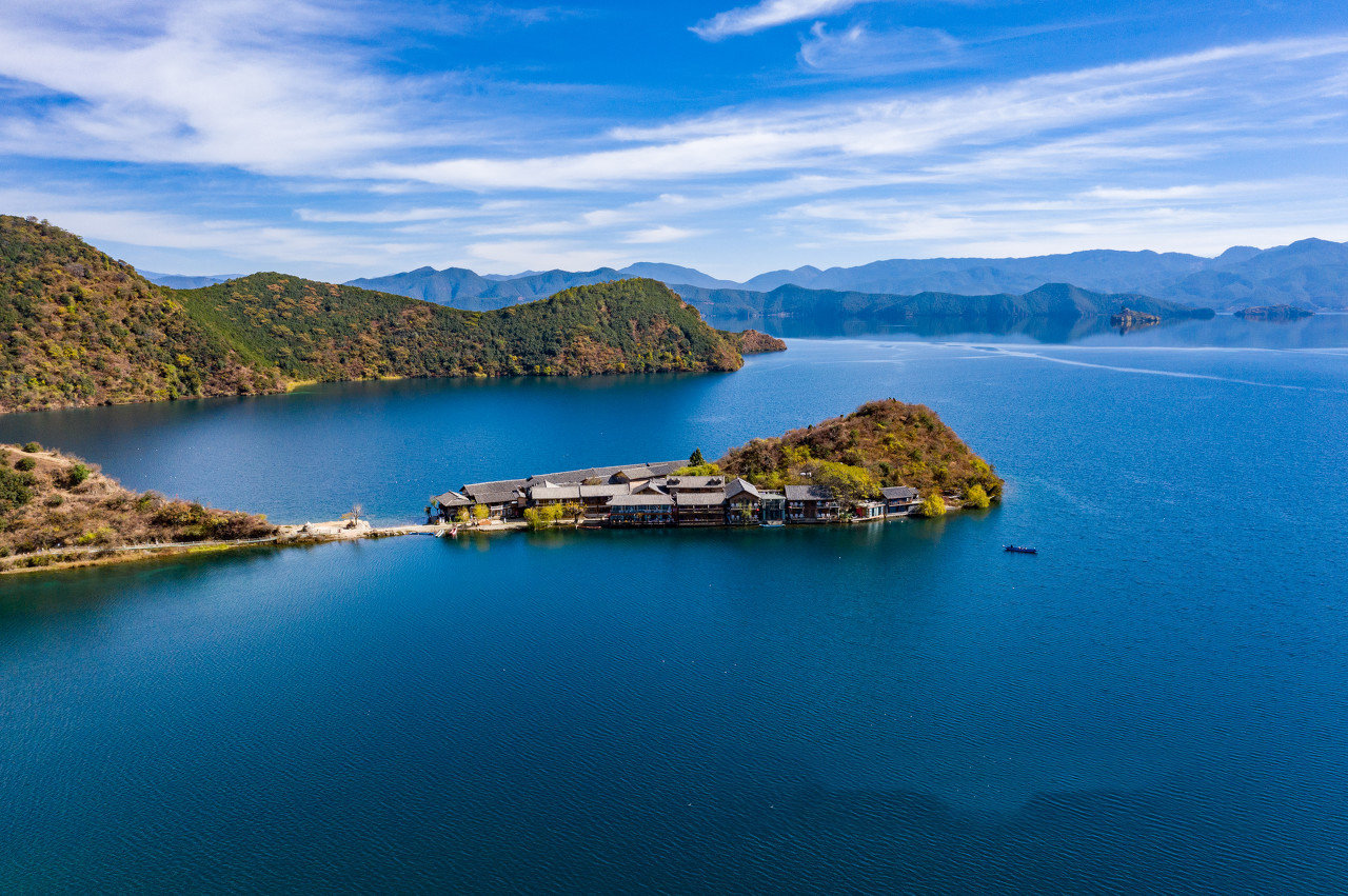 水性杨花的泸沽湖.
