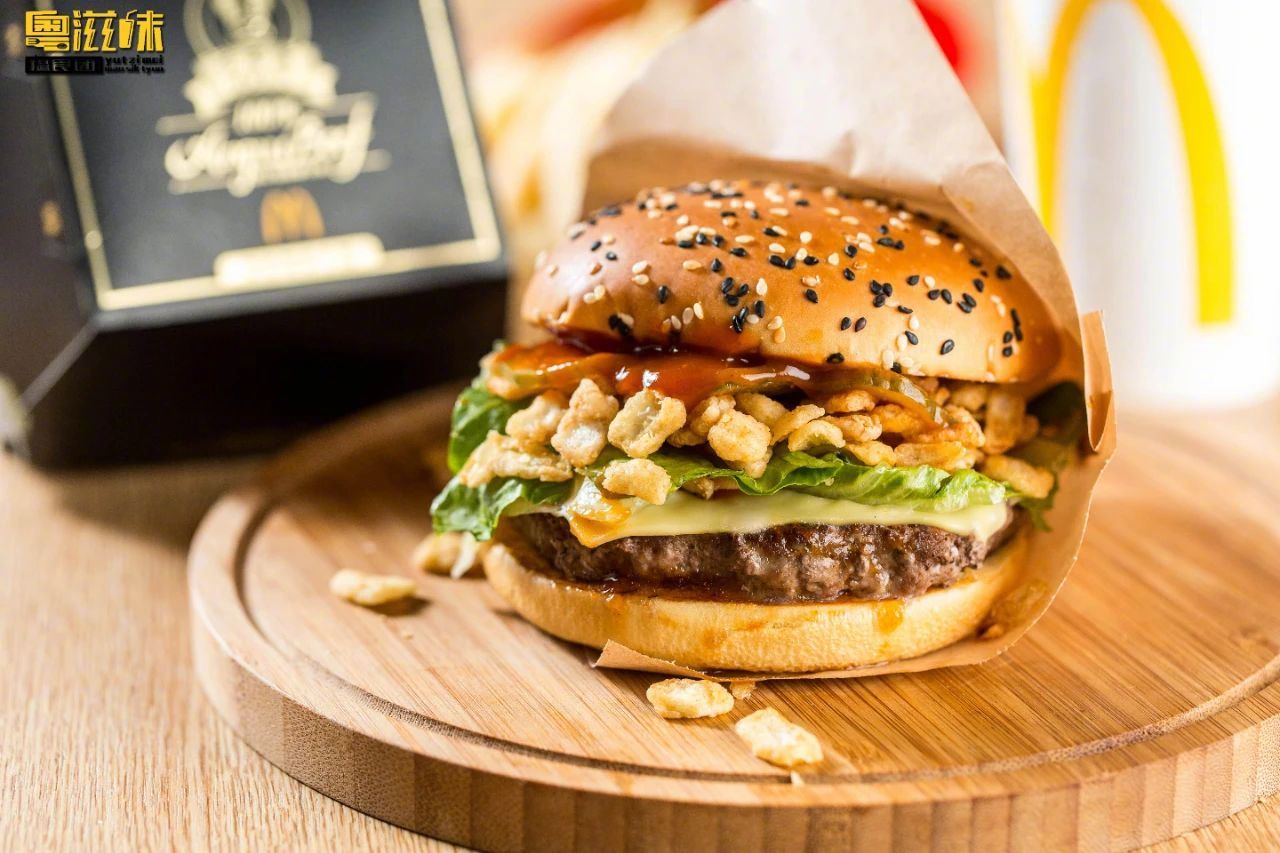 麦当劳【黑金汉堡】超牛新作,吃第一口就失控了!