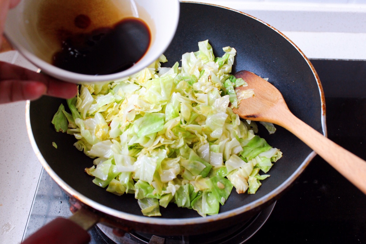 简单快手的家常菜素炒包菜咸香下饭10分钟轻松做好
