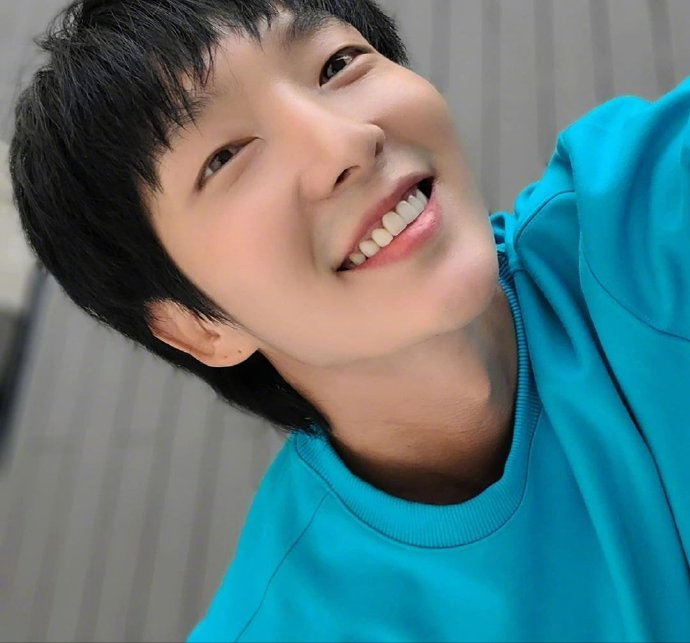 39岁李准基近照对镜头微笑少年感满满滤镜开太过硅胶感十足