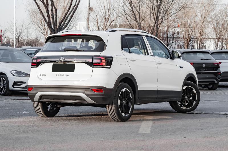 内饰部分:探影的整体内饰设计就简约很多了,除两款