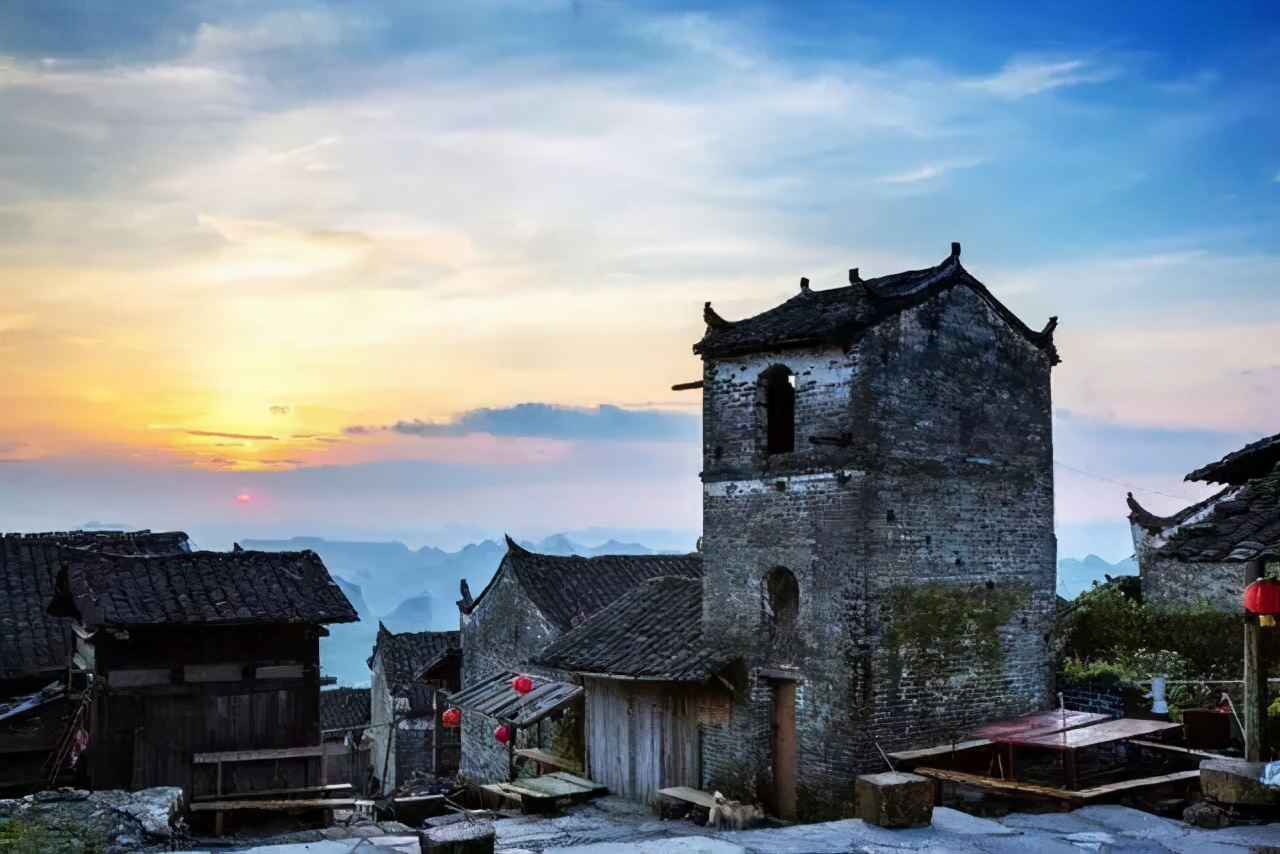 美广东竟然私藏了个中国最古老的千年瑶寨雾气弥漫美成仙境