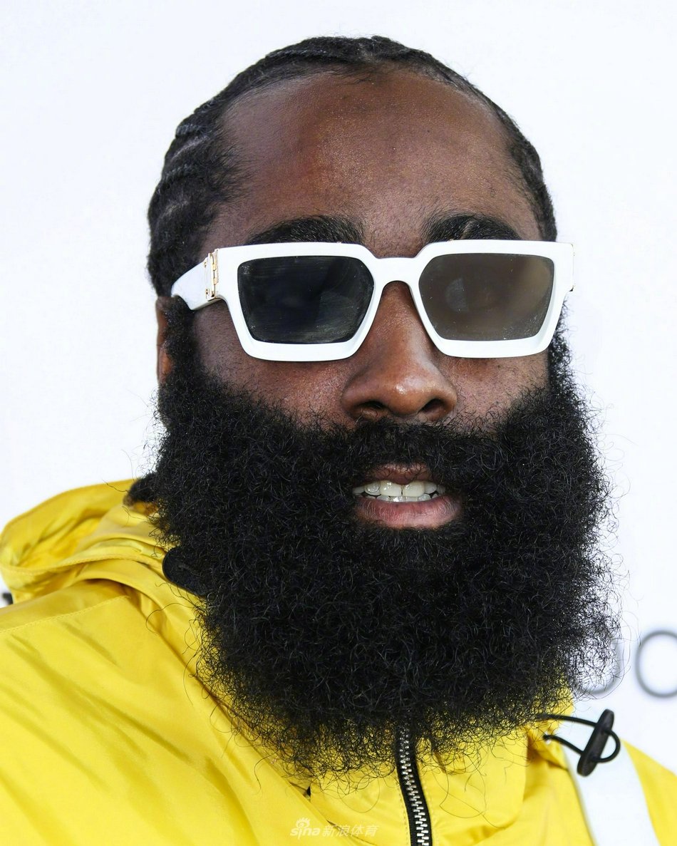 就问帅不帅哈登亮相时装秀