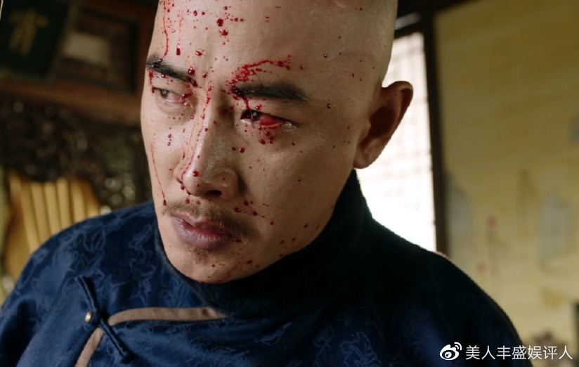 红色宫墙之中,得到喜报的少年康熙一身明黄,意气风发地走来:"年满六十