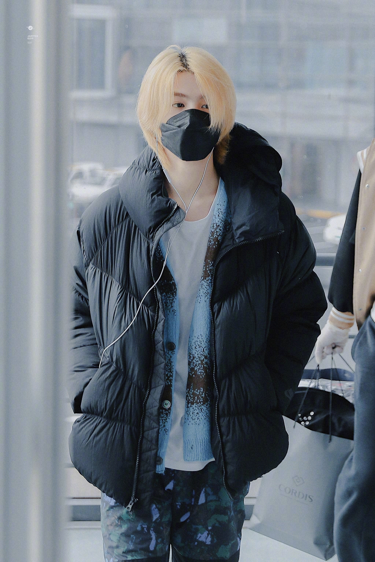 1 / 9 justin黄明昊上海北京饭拍今日份新鲜的小贾同学!