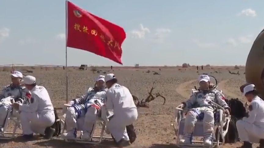 神舟十二号3名航天员顺利出舱 汤洪波向镜头挥手