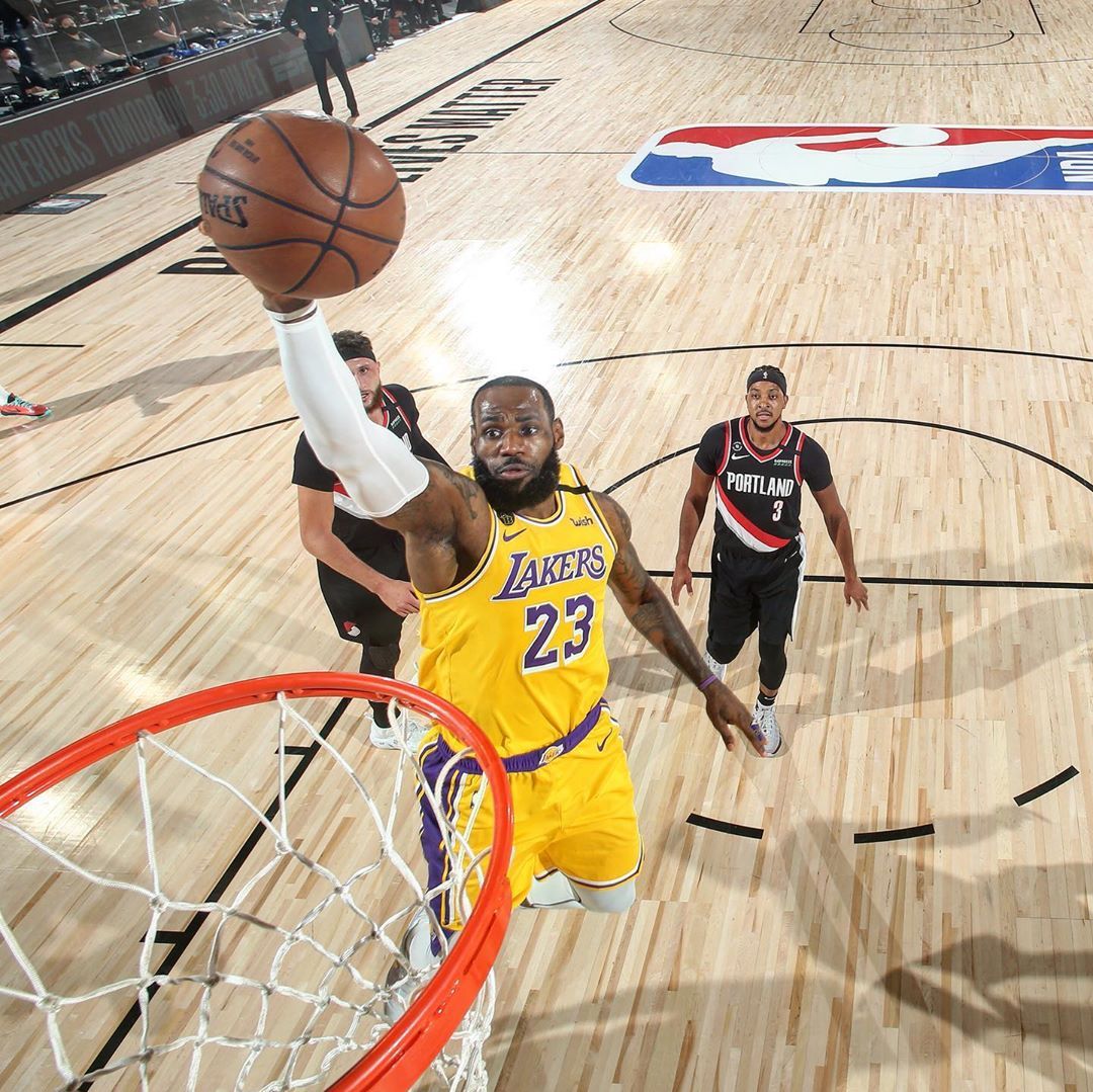 全场焦点战詹姆斯贡献28分10篮板9助攻