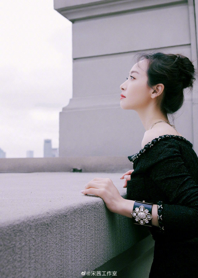 工作室晒出宋茜一组时尚写真,侧颜怼脸拍绝绝子!