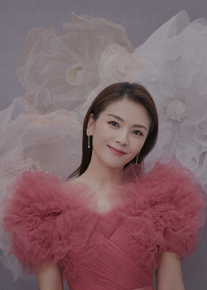 刘涛时尚写真红色长摆纱裙勾勒曼妙身姿花映人娇更显美艳