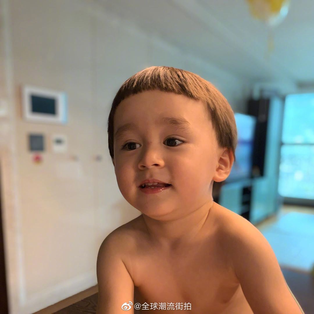 大头儿子本特利阿嘎长大了头发都变多了