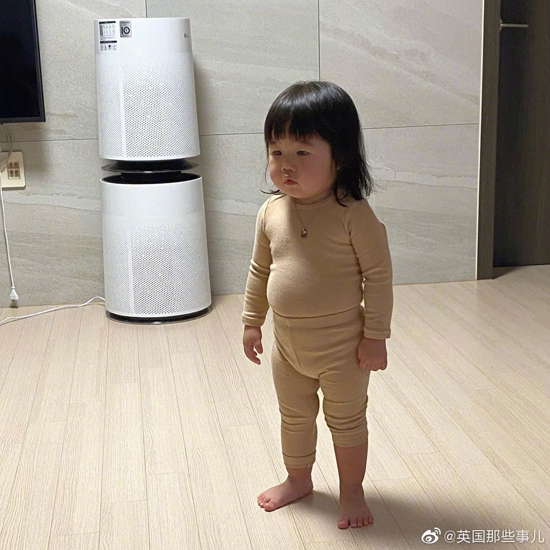 天生自带表情包的韩国小女孩……这直击灵魂的小眼神和浑圆的小肚皮