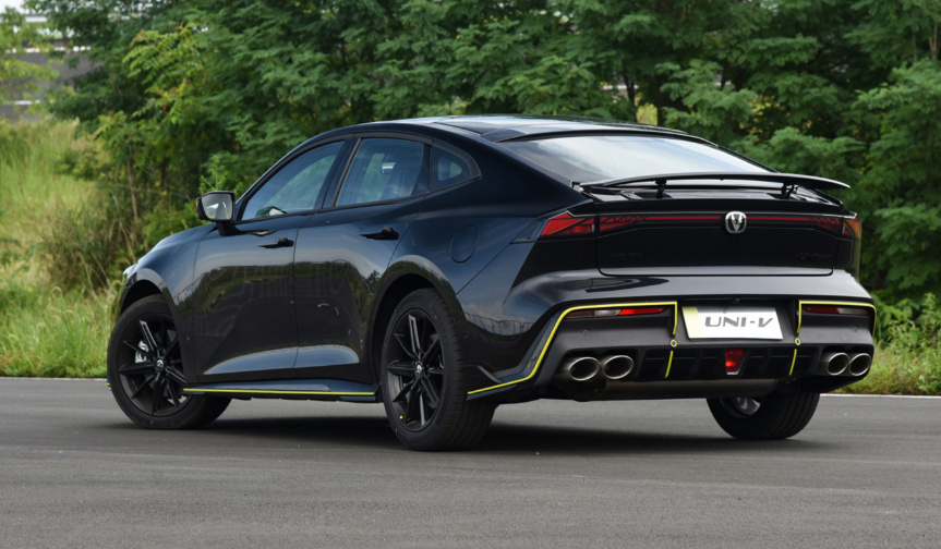 奇瑞艾瑞泽8对比长安UNI-V谁实用性更高？