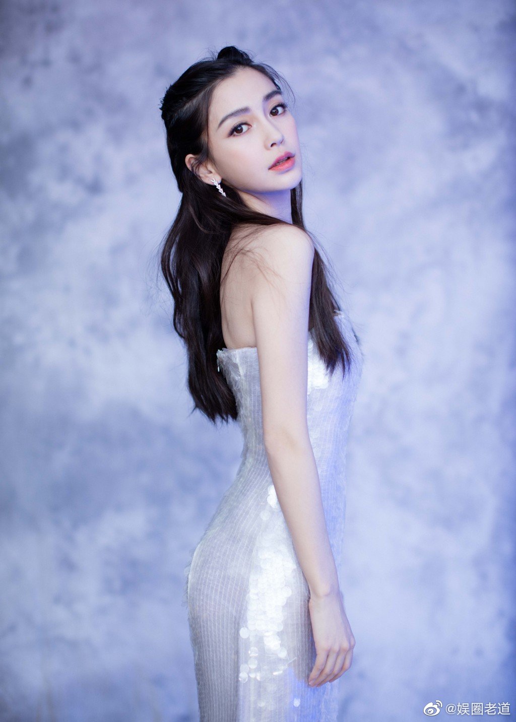 又美又仙!angelababy银色抹胸裙变"人鱼公主"__财经头条