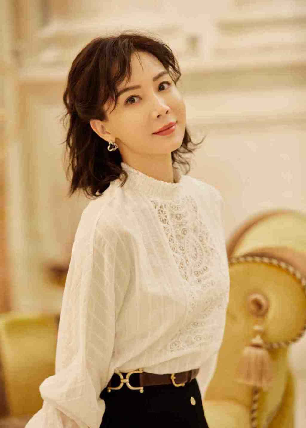 女人过了40岁该剪什么发型?看袁泉陈数就知道了,气质又减龄__财经头条