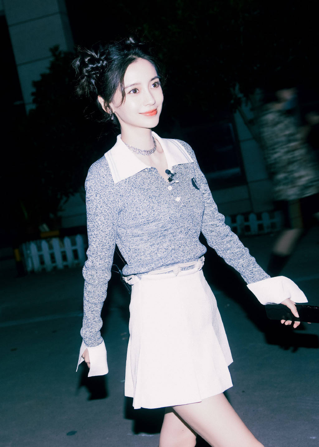 angelababy 身穿白色短裙秀美腿,扎双丸子头俏皮可爱
