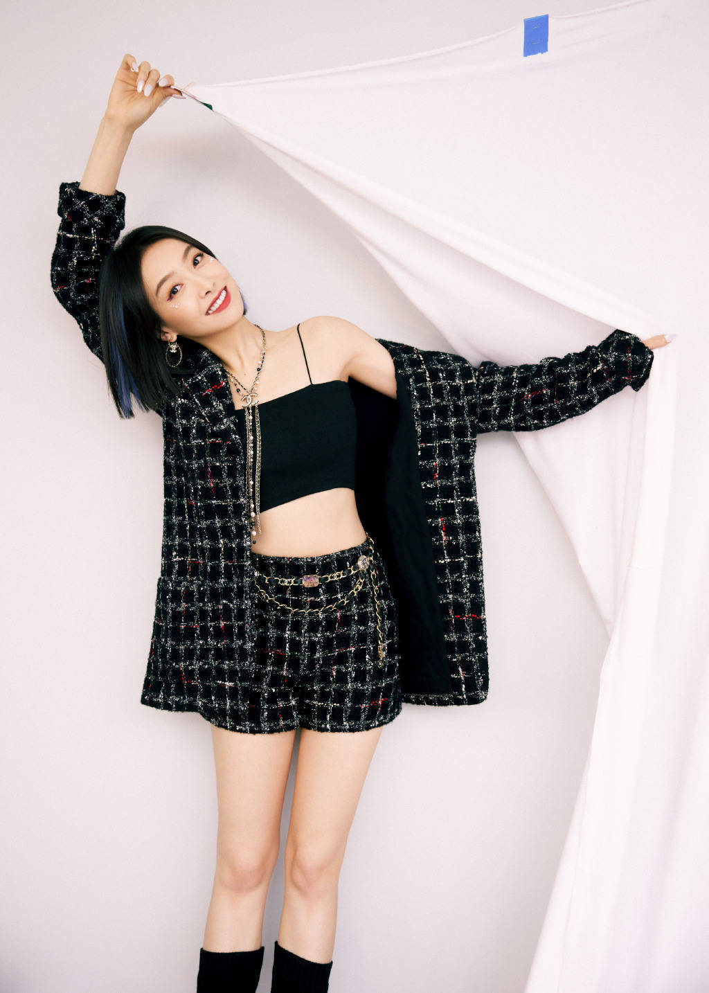 宋茜穿着黑色抹胸内搭大秀性感小蛮腰一双美腿又白又细