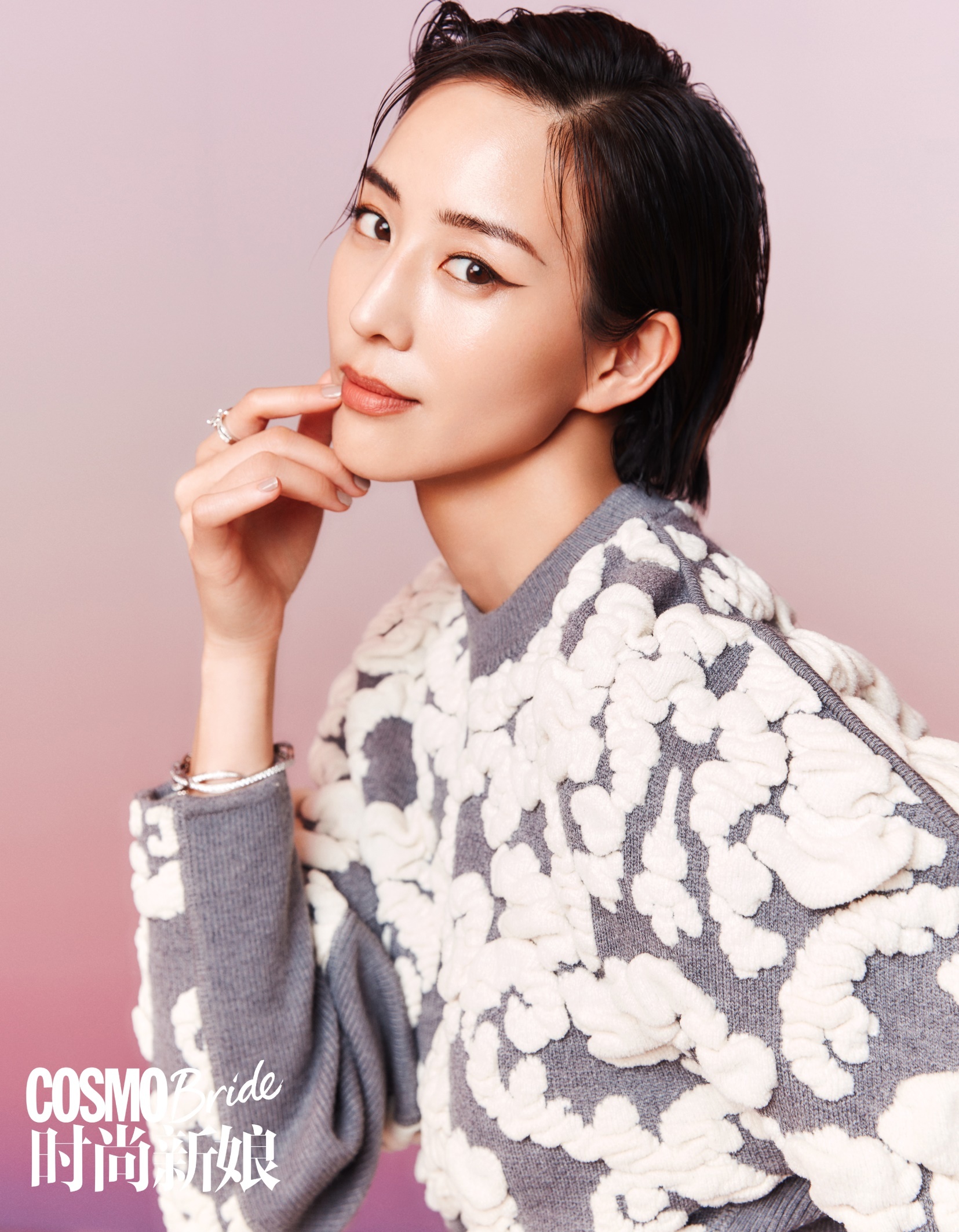 for时尚新娘封面大片曝光,以多套造型出镜