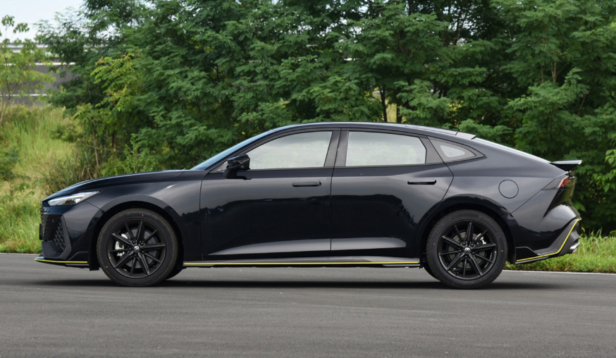 奇瑞艾瑞泽8对比长安UNI-V谁实用性更高？