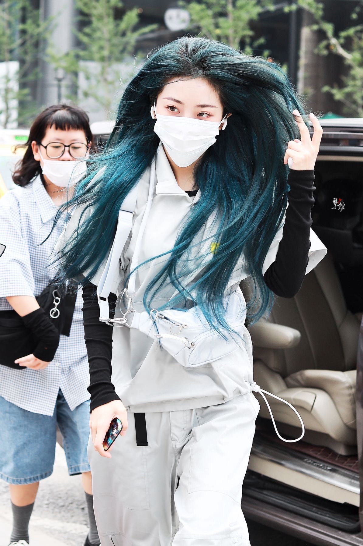 孔雀蓝新发色,单手插兜 走路带风的言子