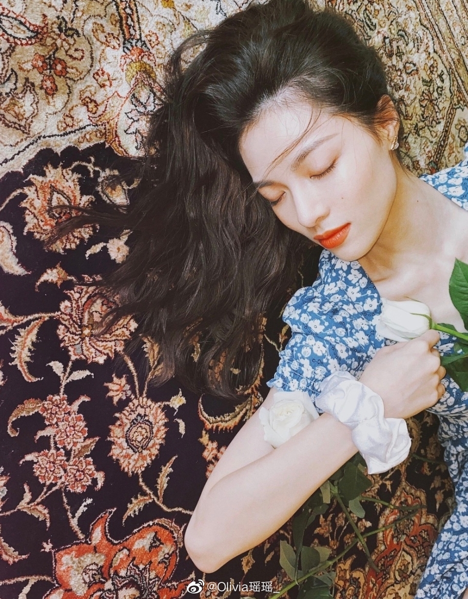 钟楚曦私服分享身穿reformation蓝色碎花连衣裙