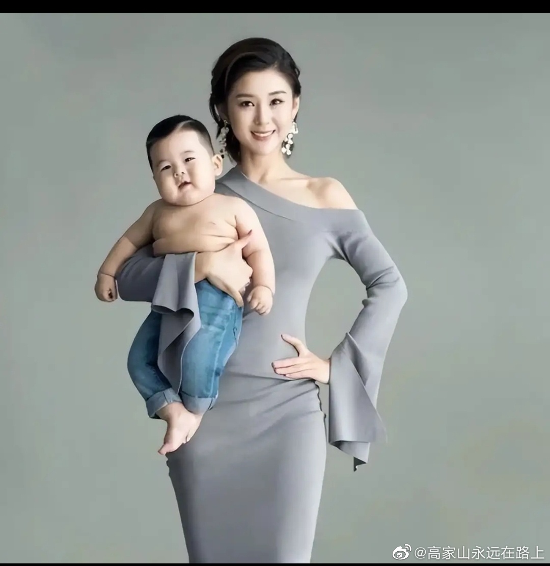 李小萌当妈妈更漂亮了孩子和妈妈很有默契穿啥都是最好看的