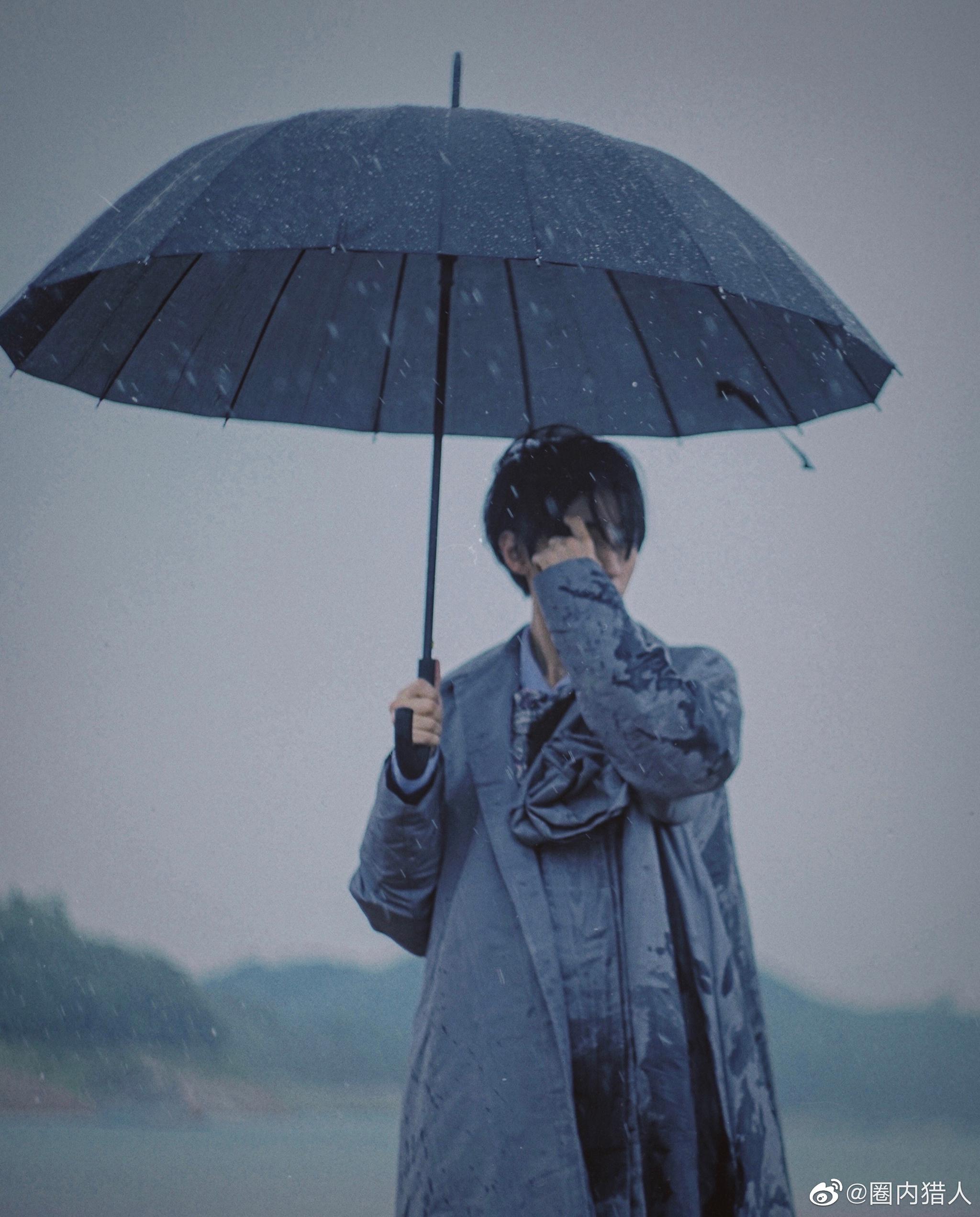 王俊凯最新雨中撑伞大片