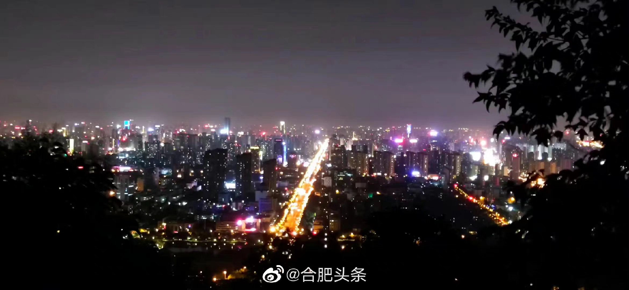 五彩缤纷的城市夜间,是灯光照亮了你……