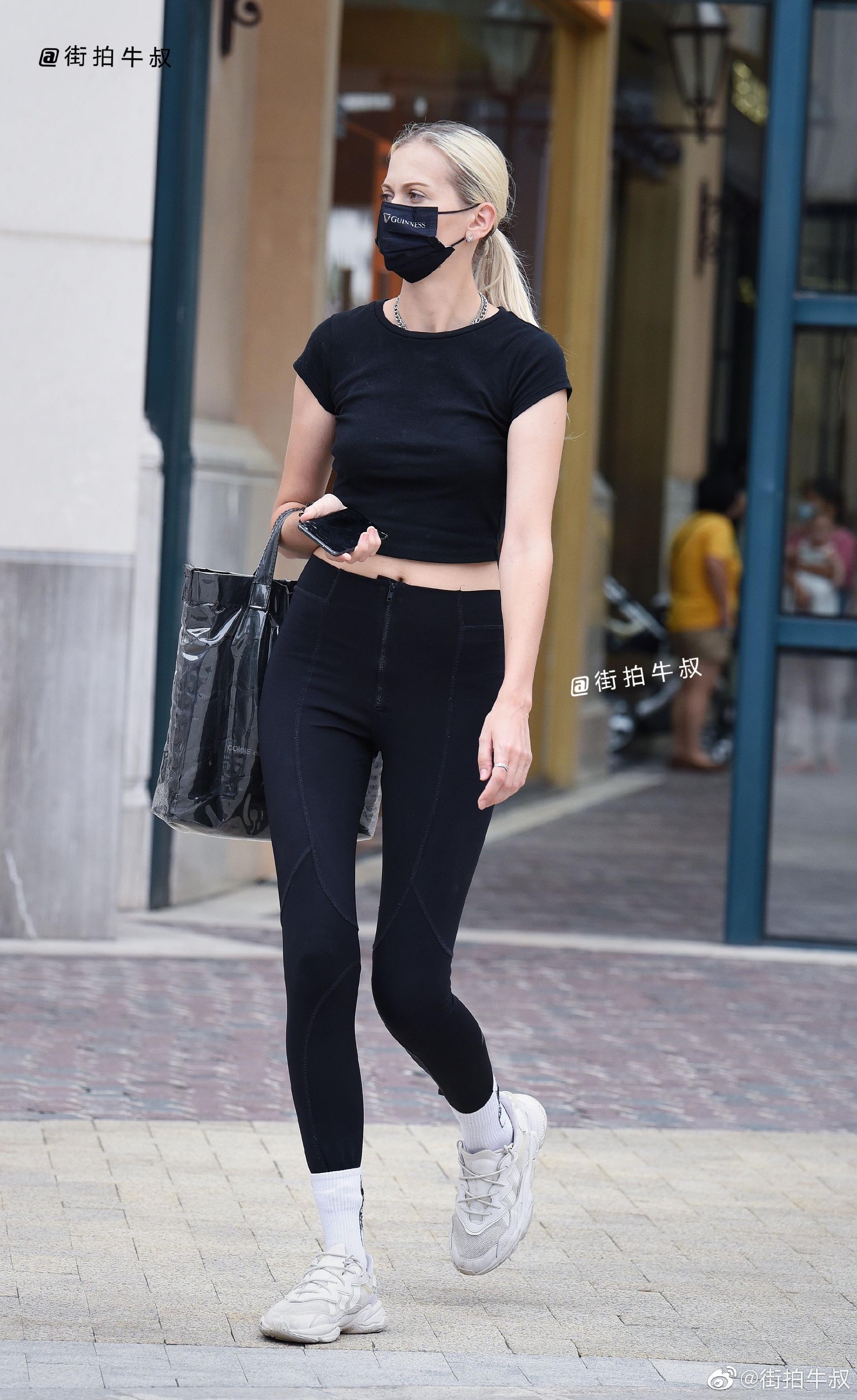 美女穿着时尚的牛仔铅笔裤出街