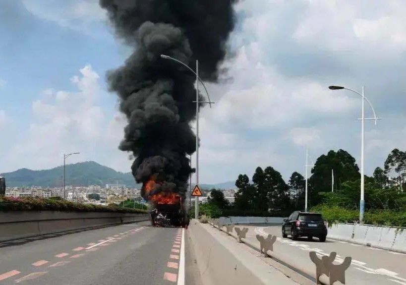 行驶途中轮胎突然冒烟着火千万别直接用它否则可能造成爆炸