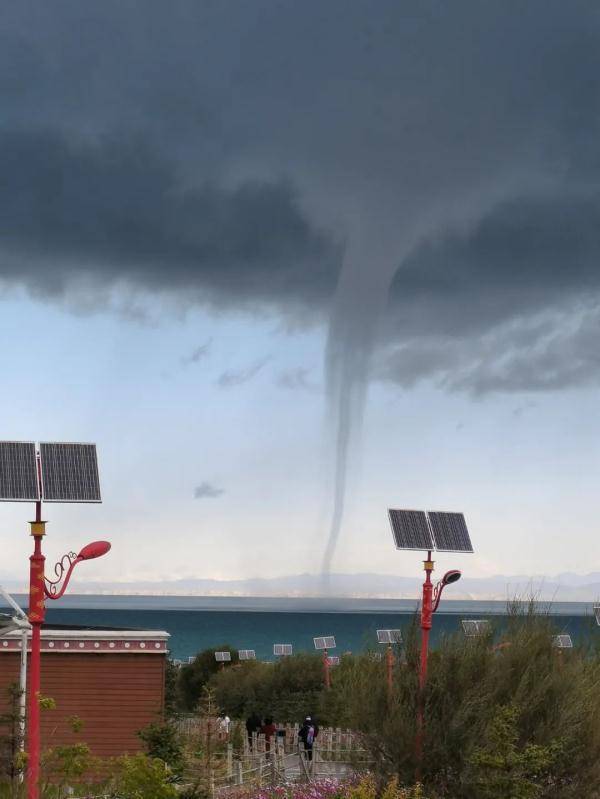 今早青海湖惊现龙吸水
