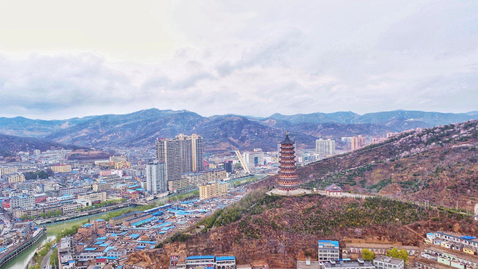 航拍子长网络媒体革命老区行