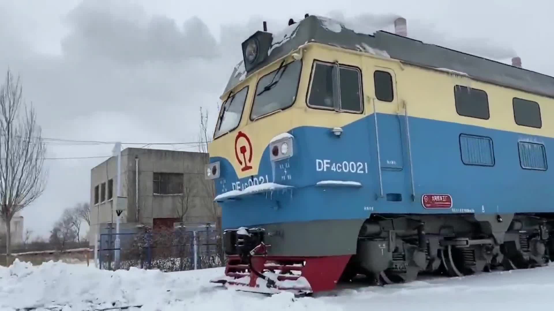 大庆厂区里面跑火车没错就这么豪横