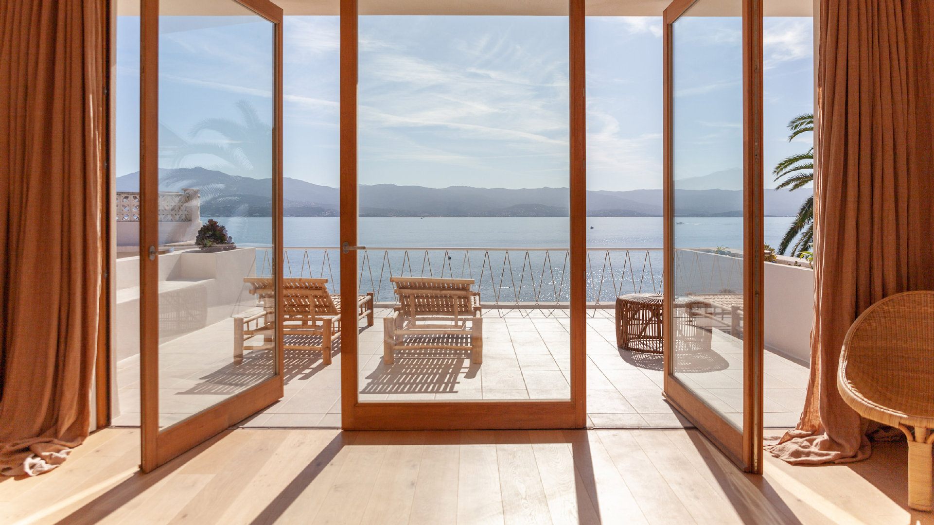 法国海岛度假屋 | 开放式起居室,落地窗大阳台