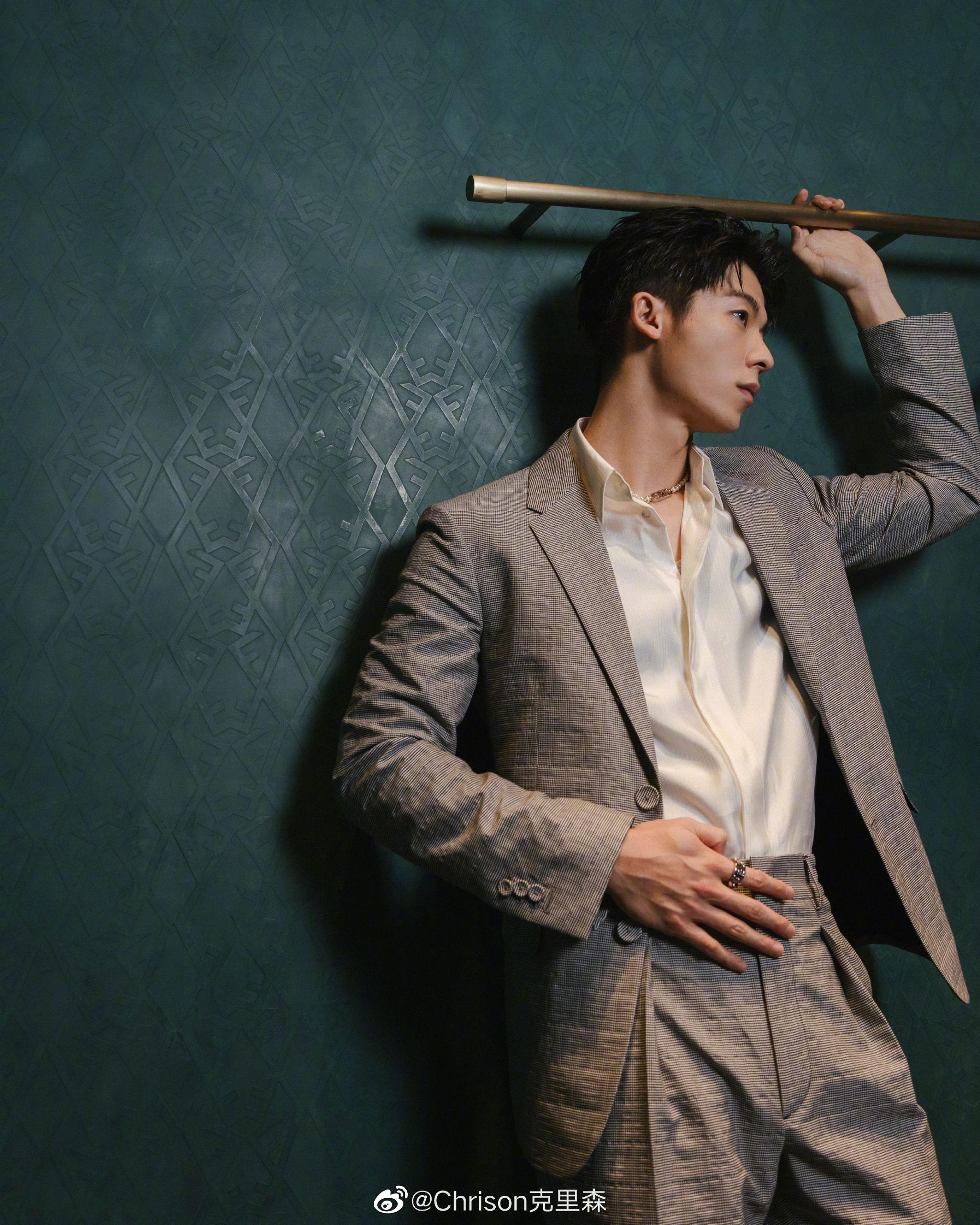 许光汉 x fendi ┊ 大使身份加身后的首次亮相,绿幕墙,灰西装