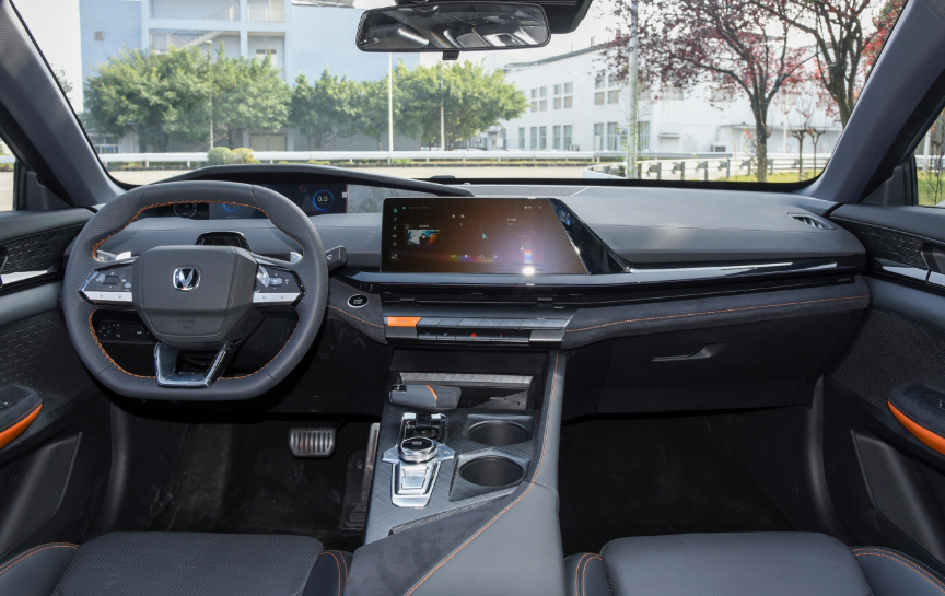 奇瑞艾瑞泽8对比长安UNI-V谁实用性更高？