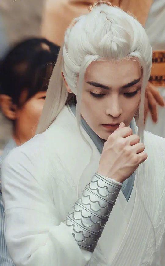说到古装白发造型,最服朱一龙和侯明昊……__财经头条