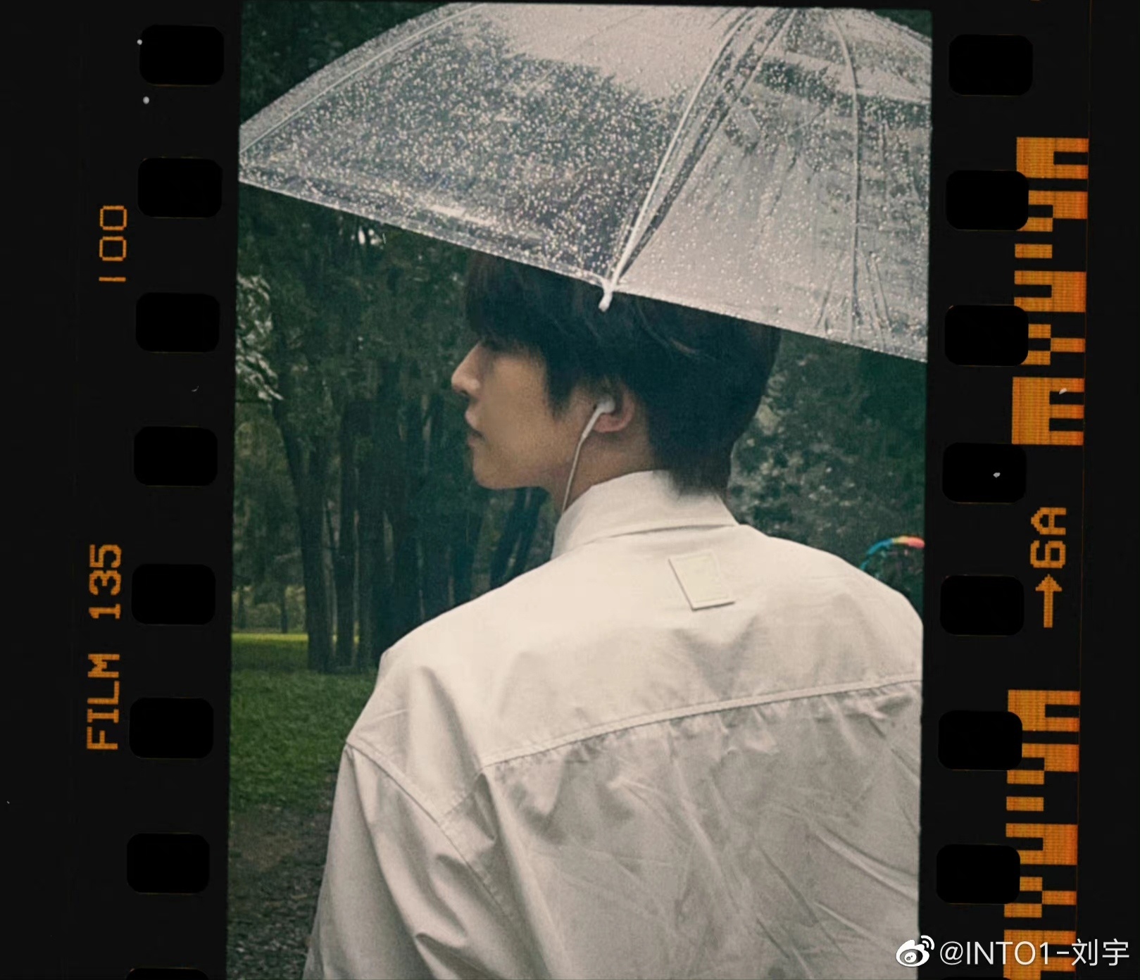 刘宇中秋雨中撑伞大片白衬衫的撑伞少年太美好啦小宇中秋快乐