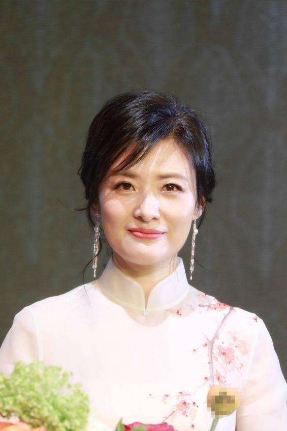 周涛罕出席活动,大背头大改以往形象,一身黑气场全开