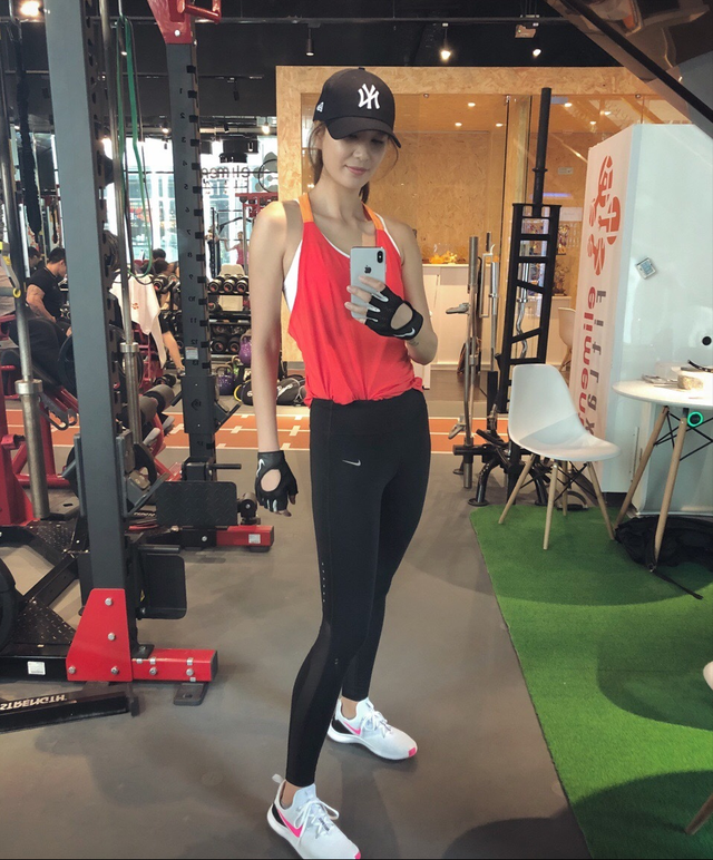 大秀长腿小蛮腰,粉丝喊话把衣服穿上|郑希怡|小蛮腰|健身_新浪新闻