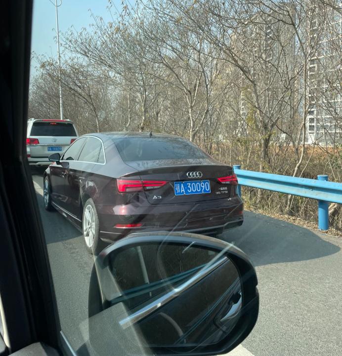 放假了就“撒欢”？@鄂A55H95、鄂A1306Q，你们都被拍了！休闲区蓝鸢梦想 - Www.slyday.coM