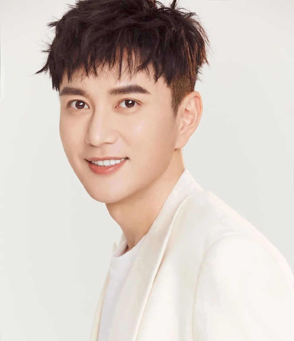 奋斗100|王仁君:持续敬畏,持续热爱|王仁君|金庸|偶像_新浪新闻