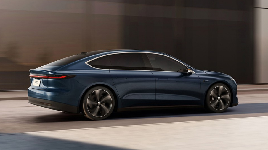 智己L7对比蔚来ET7 谁是新能源头号选手？