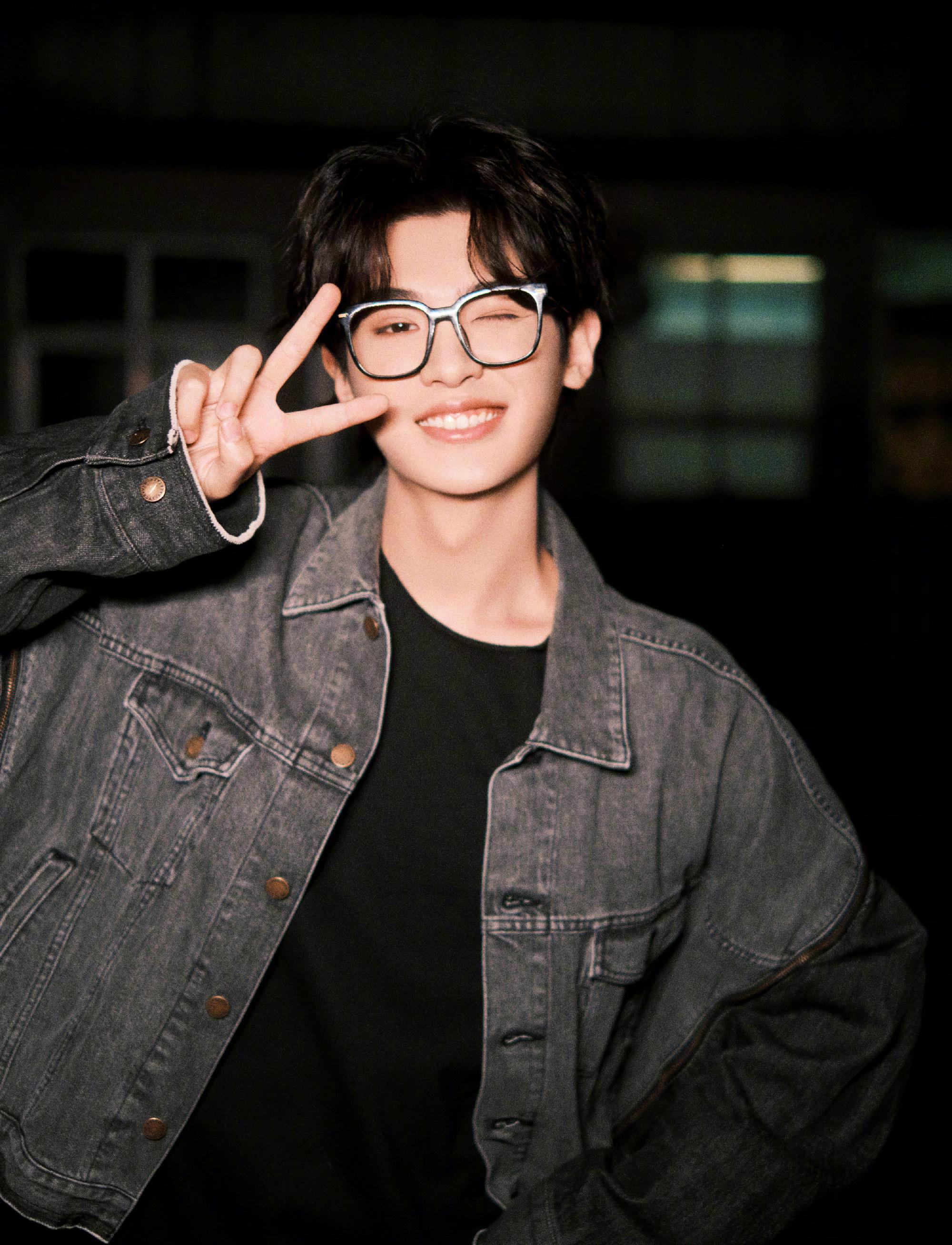 黄明昊收工后的随拍照~牛仔拼接外套,黑色内搭,戴眼镜的卷毛修勾帅气