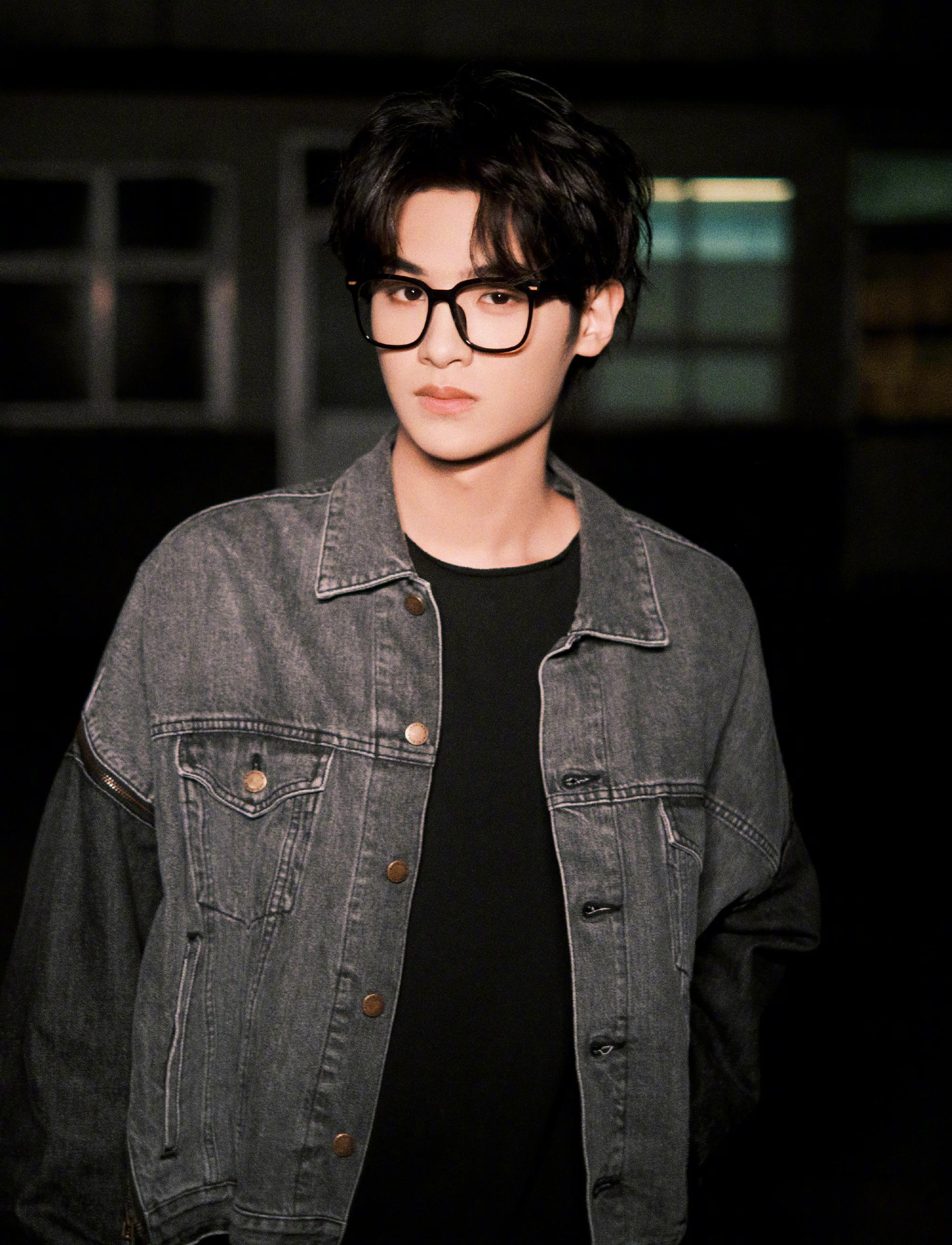 黄明昊收工后的随拍照~牛仔拼接外套,黑色内搭,戴眼镜的卷毛修勾帅气