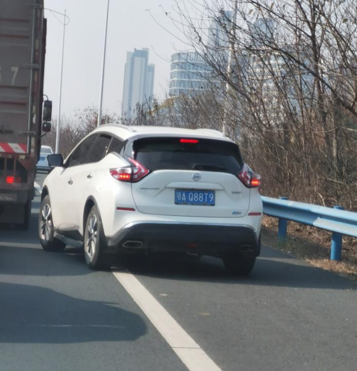 放假了就“撒欢”？@鄂A55H95、鄂A1306Q，你们都被拍了！休闲区蓝鸢梦想 - Www.slyday.coM