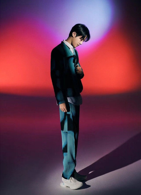 赖冠霖最新封面大片释出 光影变幻肆意生长休闲区蓝鸢梦想 - Www.slyday.coM