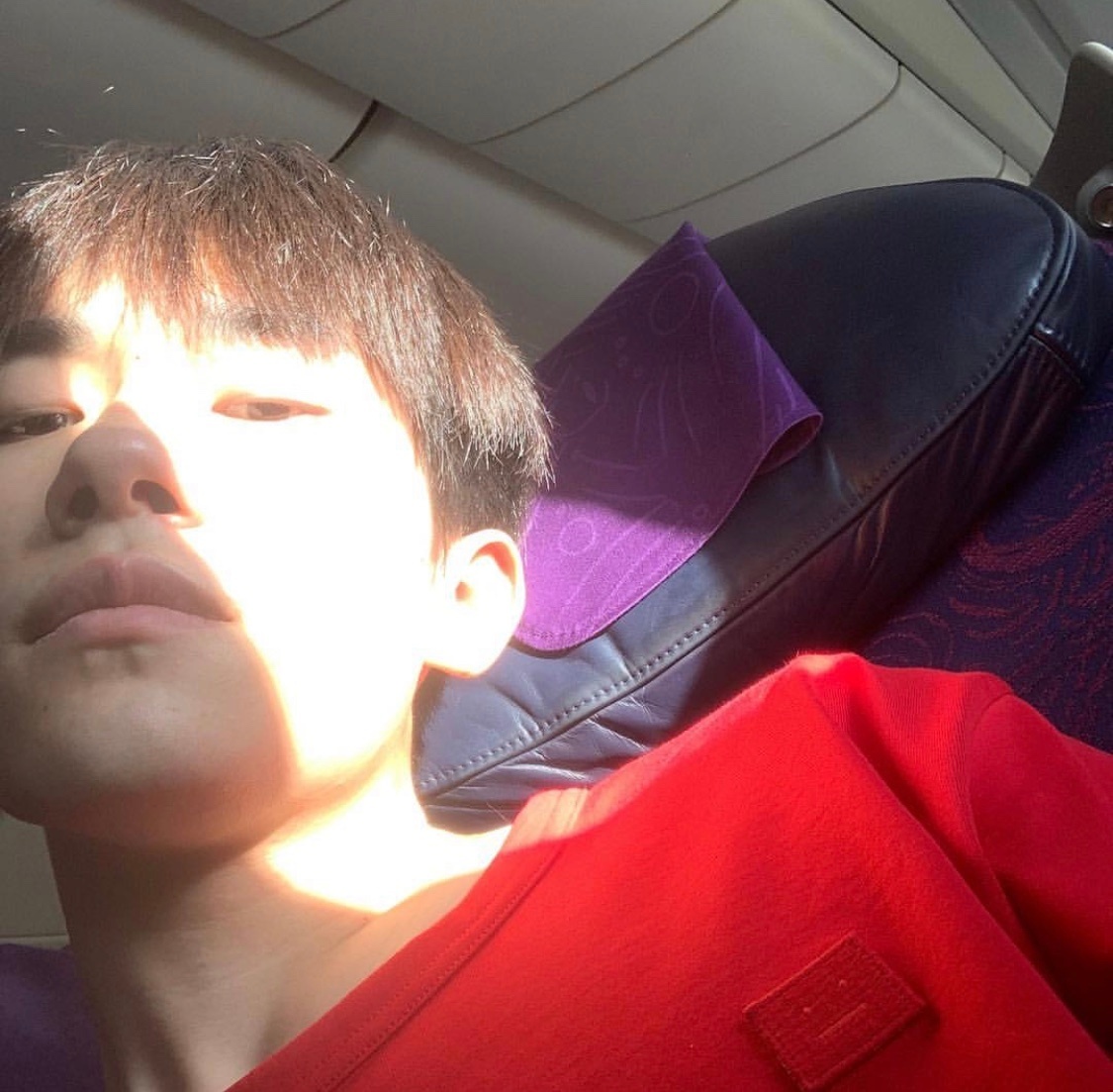 易烊千玺今日份的自拍已送达