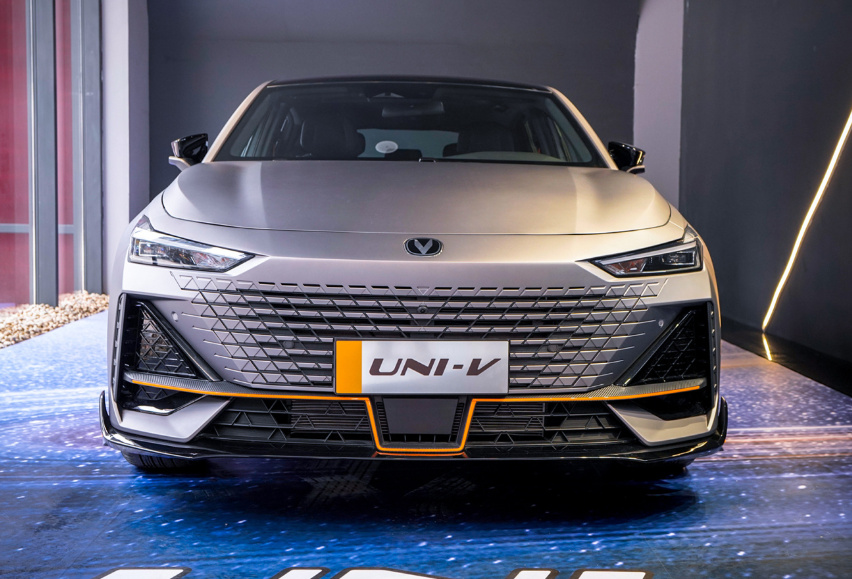 奇瑞艾瑞泽8对比长安UNI-V谁实用性更高？