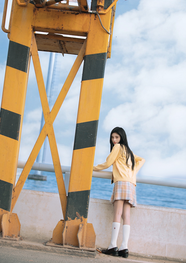 鞠婧祎穿jk裙春游当她与路人同框那刻没有对比就没有伤害