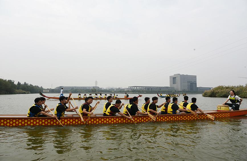 天津师大“龙腾中国梦”校园龙舟赛上演“速度与激情”休闲区蓝鸢梦想 - Www.slyday.coM 天津师大“龙腾中国梦”校园龙舟赛上演“速度与激情”休闲区蓝鸢梦想 - Www.slyday.coM